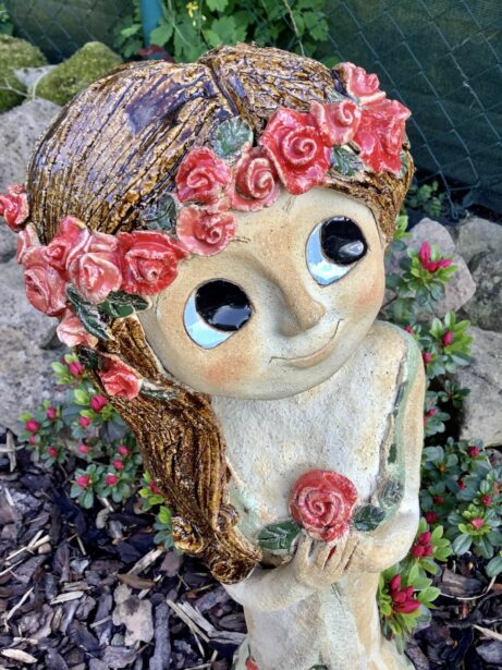 Víla socha růže Růženka zahrada dekorace keramika dívka keramikaandee květy