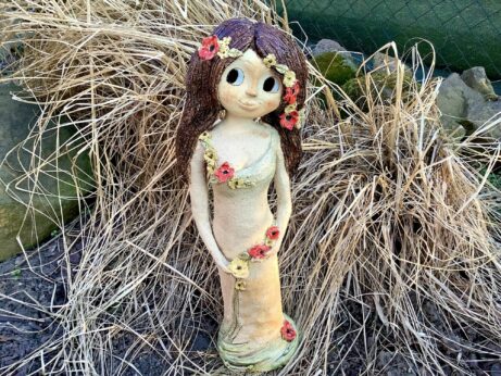 Víla vlčí mák květiny louka dekorace socha dívka keramika keramikaandee zahrada domov