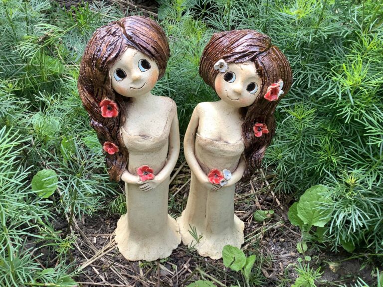 Keramická víla soška s vlčími máky do zahrady keramika Andee dívka soška figura dekorace
