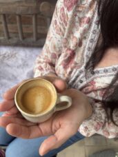 Keramický hrnek cappuccino květ keramikaandee káva Andrea Abrahámová