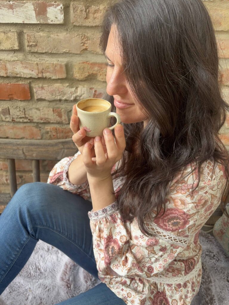 Keramický hrnek cappuccino květ keramikaandee káva Andrea Abrahámová