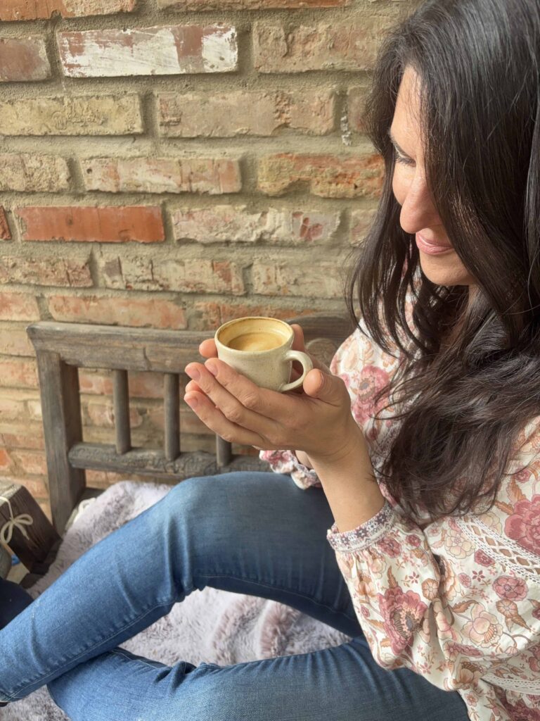 Keramický hrnek cappuccino květ keramikaandee káva Andrea Abrahámová