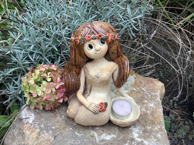 Keramická soška víla s jeřabinami podzimní keramika andee Sedící s miskou svícen