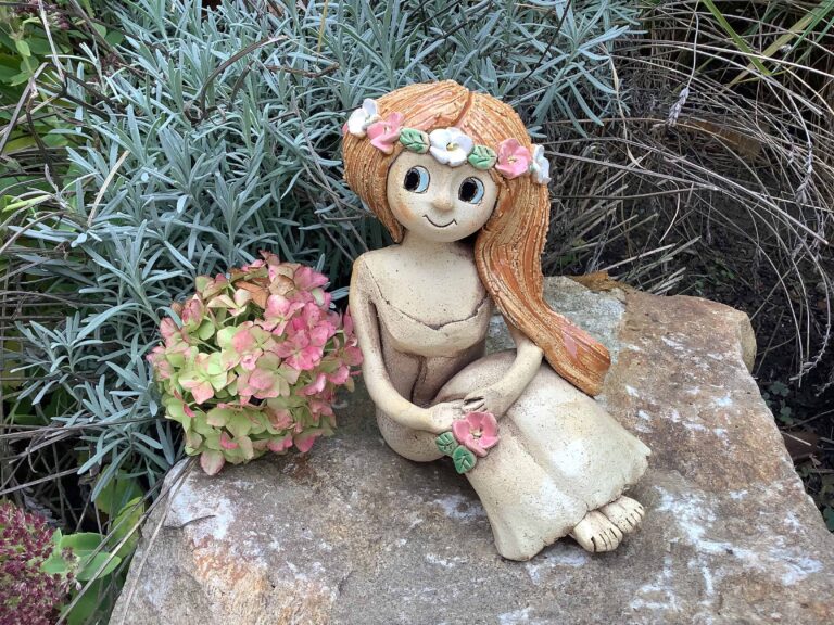 Keramická víla panenka dekorace květy šípková růže keramika andee