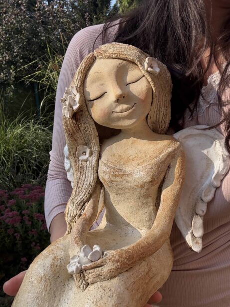 keramická socha víly keramika andee květy zahrada