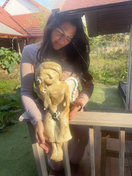 keramická socha víly keramika andee květy zahrada