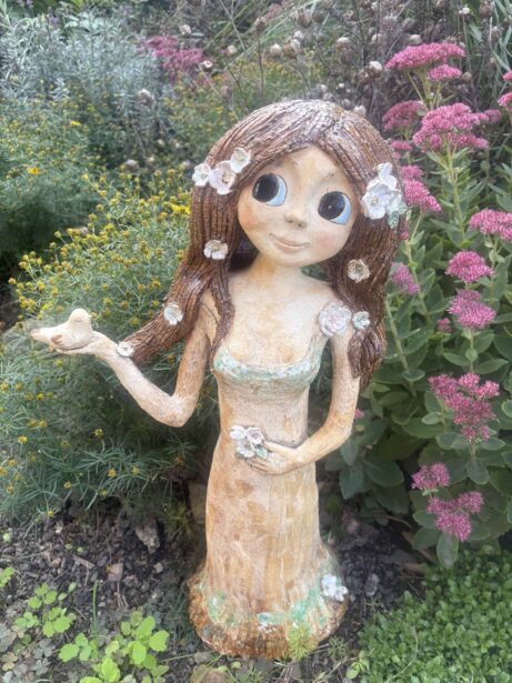 keramická socha víly keramika andee květy zahrada