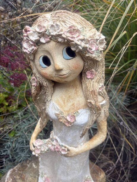 keramická socha víly keramika andee květy zahrada