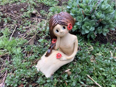 víla vlčí mák květiny cop figura socha do&nbsp;zahrady sedící dekorace keramika andee