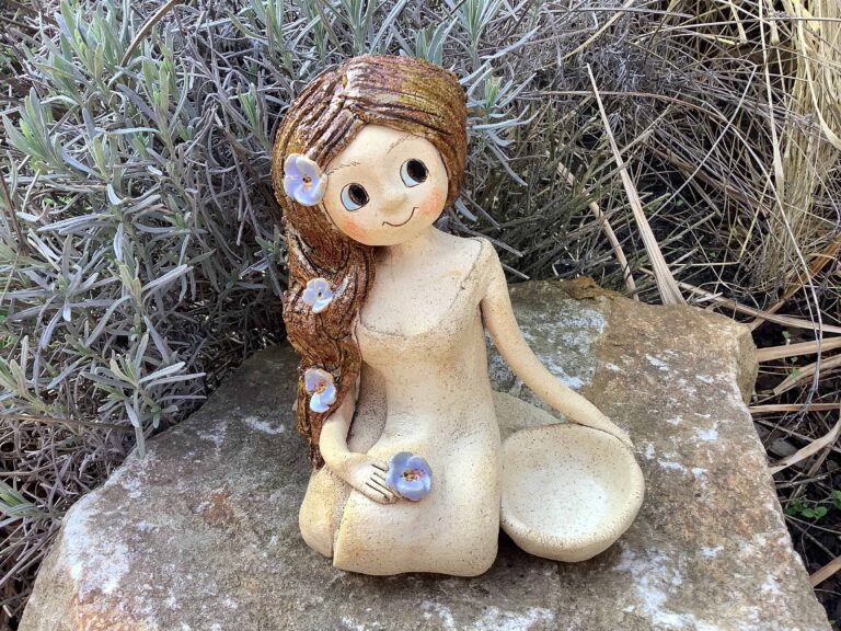 dekorace květ pomněnka keramika Andee Víla soška