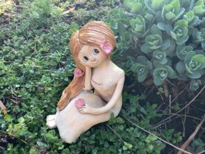 Víla keramická šípková růže sedící růžová keramikaandee figura soška květy dekorace