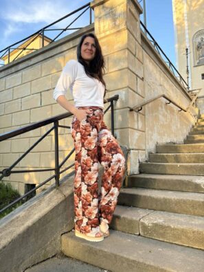 kalhoty květy Andrea Abrahamova kolekce oblečení