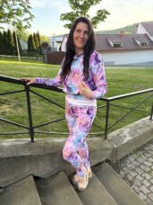Květinová kolekce mikin LEJLA přináší originální design a svěží, neotřelý vzhled. Mikina kratšího a volnějšího střihu. Stažená do širokého pásku, dělá lehce balónový efekt. Zajímavým detailem jsou také širší náplety rukávů, které já osobně úplně miluju :-) Mikina je pohodlná a využiješ ji jak do setu s kalhotami LILI, tak i k džínám nebo jednobarevným kalhotám.