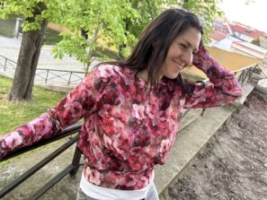 růžové květy mikina květy Andrea Abrahamova kolekce oblečení