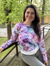fialkové květy mikina Andrea Abrahamova kolekce oblečení rozkvetlá