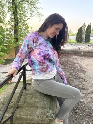 fialkové květy mikina Andrea Abrahamova kolekce oblečení rozkvetlá