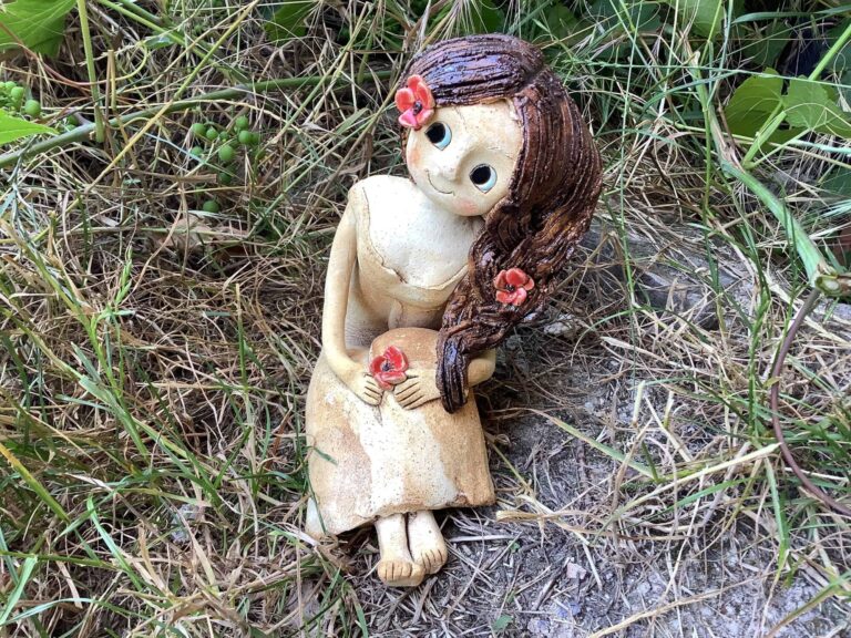 Sedici rozjímající víla šípková Růženka dívka dekorace Keramika Svícen
